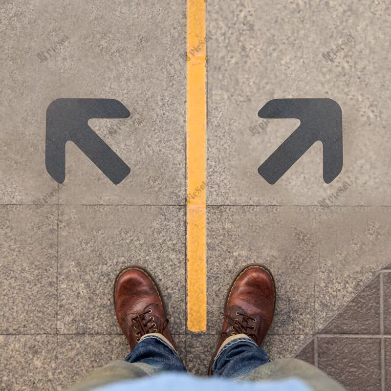 two grey arrows / دو فلش خاکستری مفهوم انتخاب مسیر دوراهی، مرد ایستاده با دو کفش