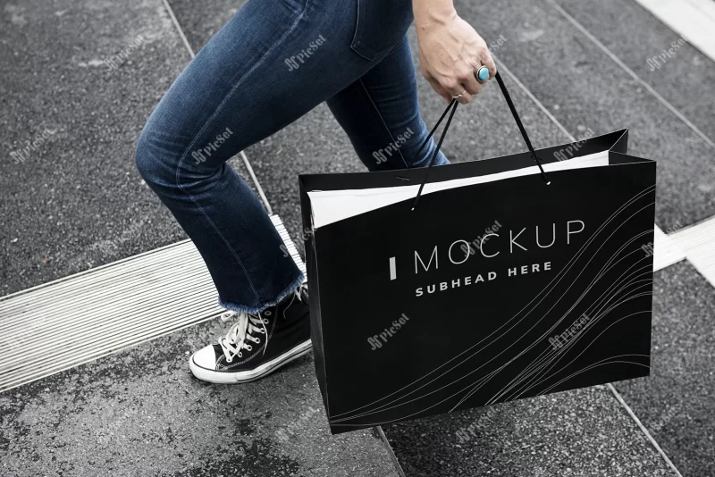 woman carrying shopping bag mockup / موکاپ ساک هدیه، کیف خرید