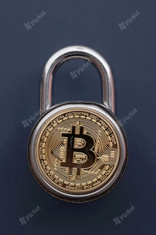 bitcoin padlock cryptocurrency investment security safety concept / مفهوم امنیت سرمایه گذاری در ارزهای دیجیتال قفل بیت کوین