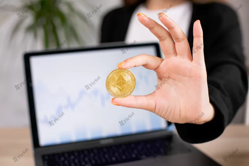 business woman hold cryptocurrency actual coin hand background with computer laptop / زن تاجر پس زمینه سکه رمز ارز رمزنگاری شده در دست زن با لپ تاپ نمودار سهام