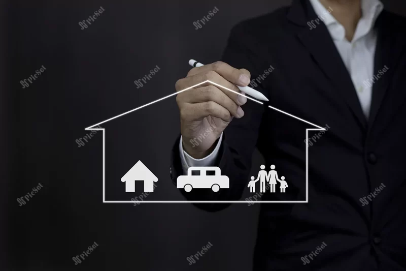 businessman hand drawing protective home car family icon / تاجر طراحی با دست و نماد محافظ خانواده خودرو مفهوم بیمه