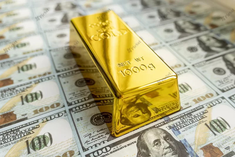 gold bar overlay money dollars concept poor economy investors hold dollar gold / شمش طلا با پس زمینه اسکناس دلار مفهوم پول سرمایه گذاران اقتصادی ضعیف طلای دلاری را نگه می دارند