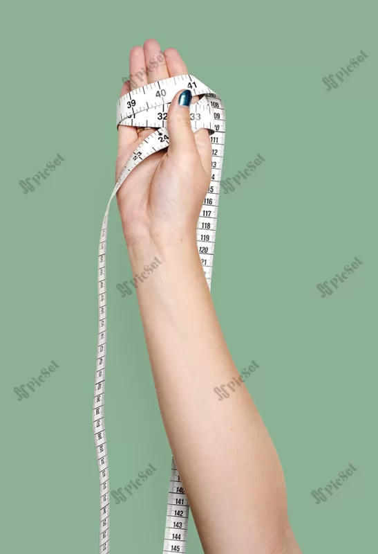 hand holding measure tape / نوار اندازه گیری دستی، متر