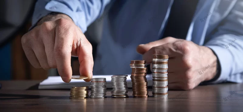 male hand stacking coins saving money / حساب و برنامه ریزی کسب و کار بودجه سالانه صرفه جویی در پول و سود از سرمایه گذاری