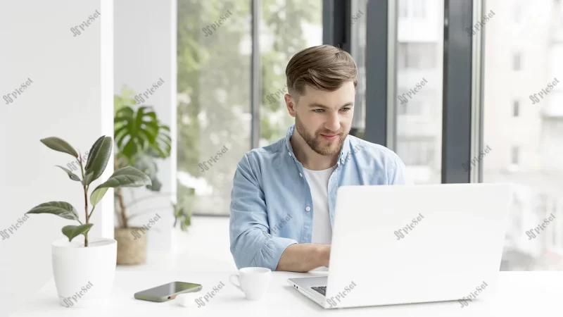 male working laptop / مرد در حال کار با لپ تاپ