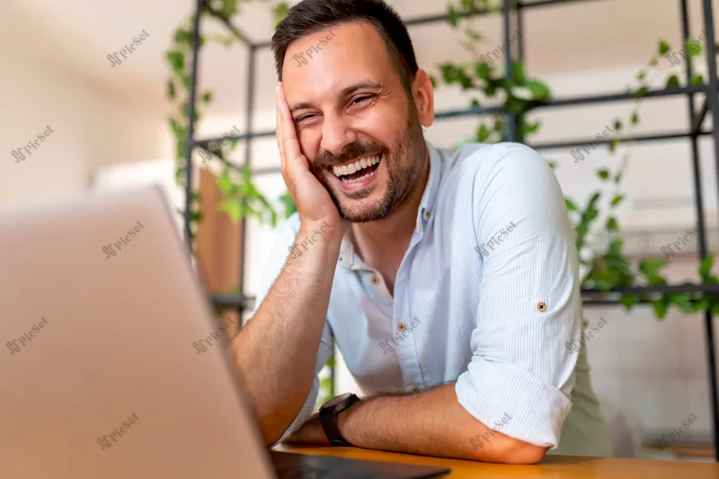 man having video call using laptop computer / مرد خوشحال و شاد با استفاده از رایانه لپ تاپ تماس ویدیویی دارد