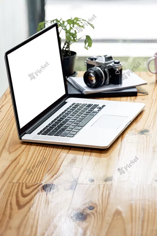 mockup blank white screen laptop computer wooden table vertical view / موکاپ لپ تاپ با صفحه نمایش خالی سفید و میز چوبی