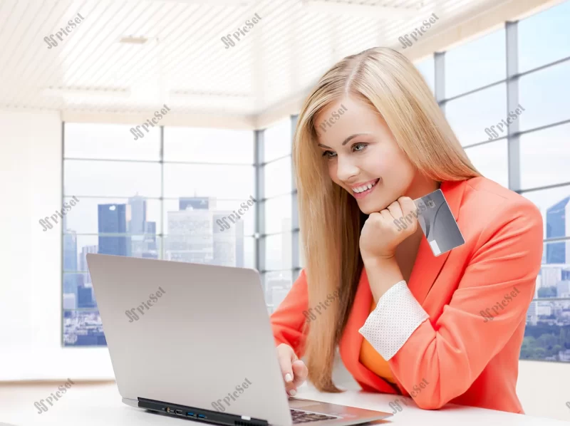 online shopping people technology concept smiling young woman with laptop computer credit card office room background / خرید آنلاین زن جوان خندان با پس زمینه اتاق دفتر کارت اعتباری رایانه لپ تاپ