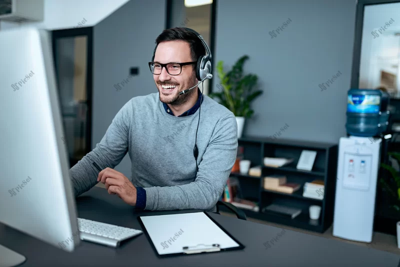 portrait handsome smiling man with headset working computer / پرتره مرد خوش تیپ خندان با هدست هدفون در حال کار با کامپیوتر