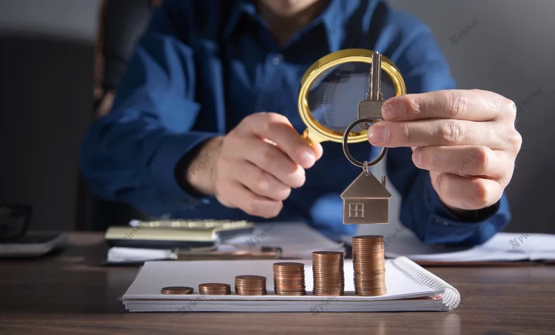 real estate agent showing house key stack coins / نماینده املاک و مستغلات سکه های رو به رشد و سرمایه گذاری مالی سودآور با کلید خانه