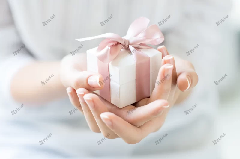 romantic gift box / جعبه هدیه عاشقانه در دستان زن