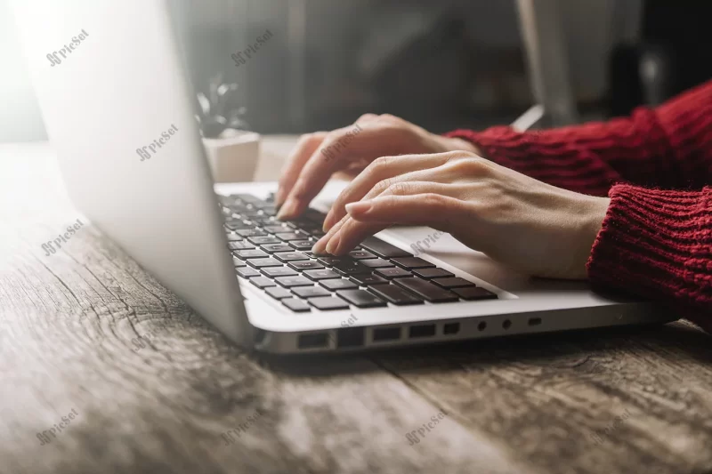 woman hands with laptop working wooden background / لپ تاپ روی میز چوبی و زن در حال تایپ کردن