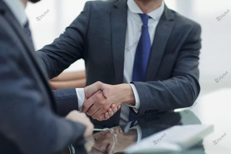 close up handshake business people concept partnership / از نزدیک دست دادن افراد تجاری مفهوم مشارکت همکاری در کسب و کار